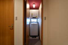 洗濯機は扉の中に設置されています。(2019-01-16,共用部,LAUNDRY,2F)