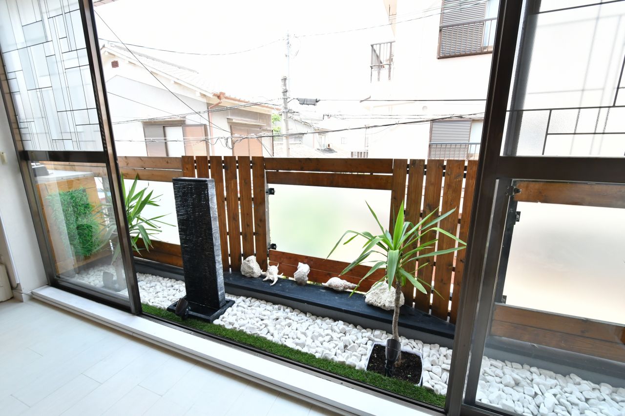 ベランダは箱庭のよう。水が流れています。(2021-06-23,共用部,OTHER,2F)