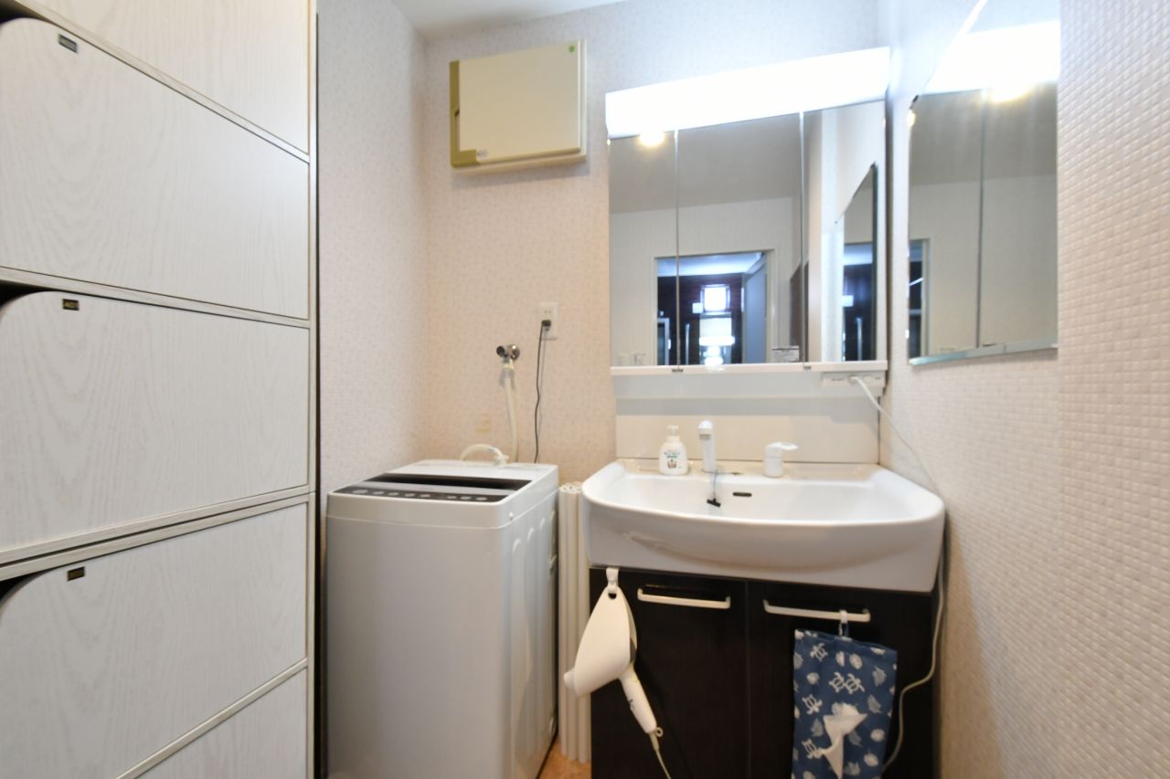 脱衣室に設置された洗濯機と洗面台の様子。(2021-06-23,共用部,LAUNDRY,1F)