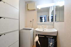 脱衣室に設置された洗濯機と洗面台の様子。(2021-06-23,共用部,LAUNDRY,1F)
