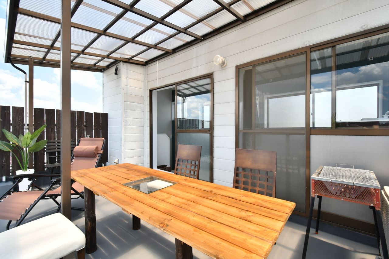 DIYで作ったというテーブルが設置されています。屋根付きで気持ちよく過ごせそう。(2021-06-23,共用部,OTHER,5F)