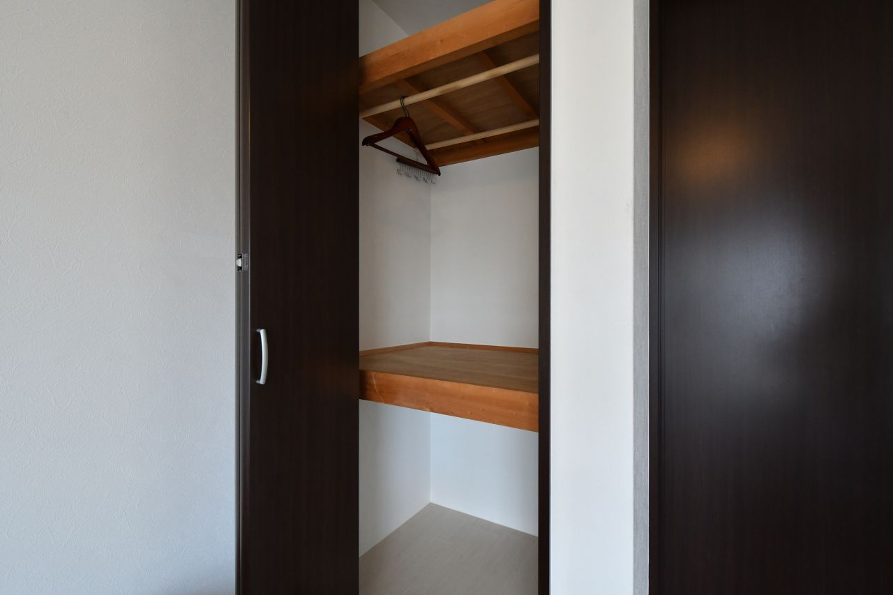 収納の様子。洋服をかけられます。（303号室）(2021-06-23,専有部,ROOM,3F)