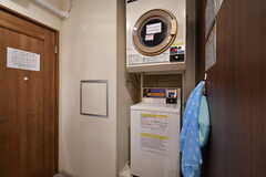 男性専用の洗濯機と乾燥機。洗濯機は無料で利用できます。(2020-03-24,共用部,LAUNDRY,2F)