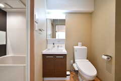 脱衣室に設置された洗面台とトイレの様子。（401号室）(2020-03-24,専有部,ROOM,4F)