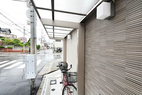 自転車置き場の様子。屋根付きです。|1F ガレージ