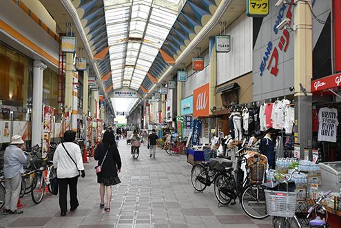 JR東海道本線・塚本駅前の商店街。