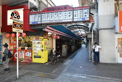 JR東海道本線・塚本駅前の路地。