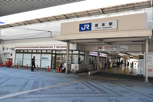 JR東海道本線・塚本駅前の様子。