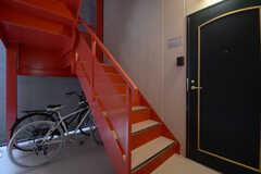 外階段の様子。専有部はファミリータイプの部屋を区分けした、ユニットタイプです。(2014-12-10,共用部,OTHER,1F)
