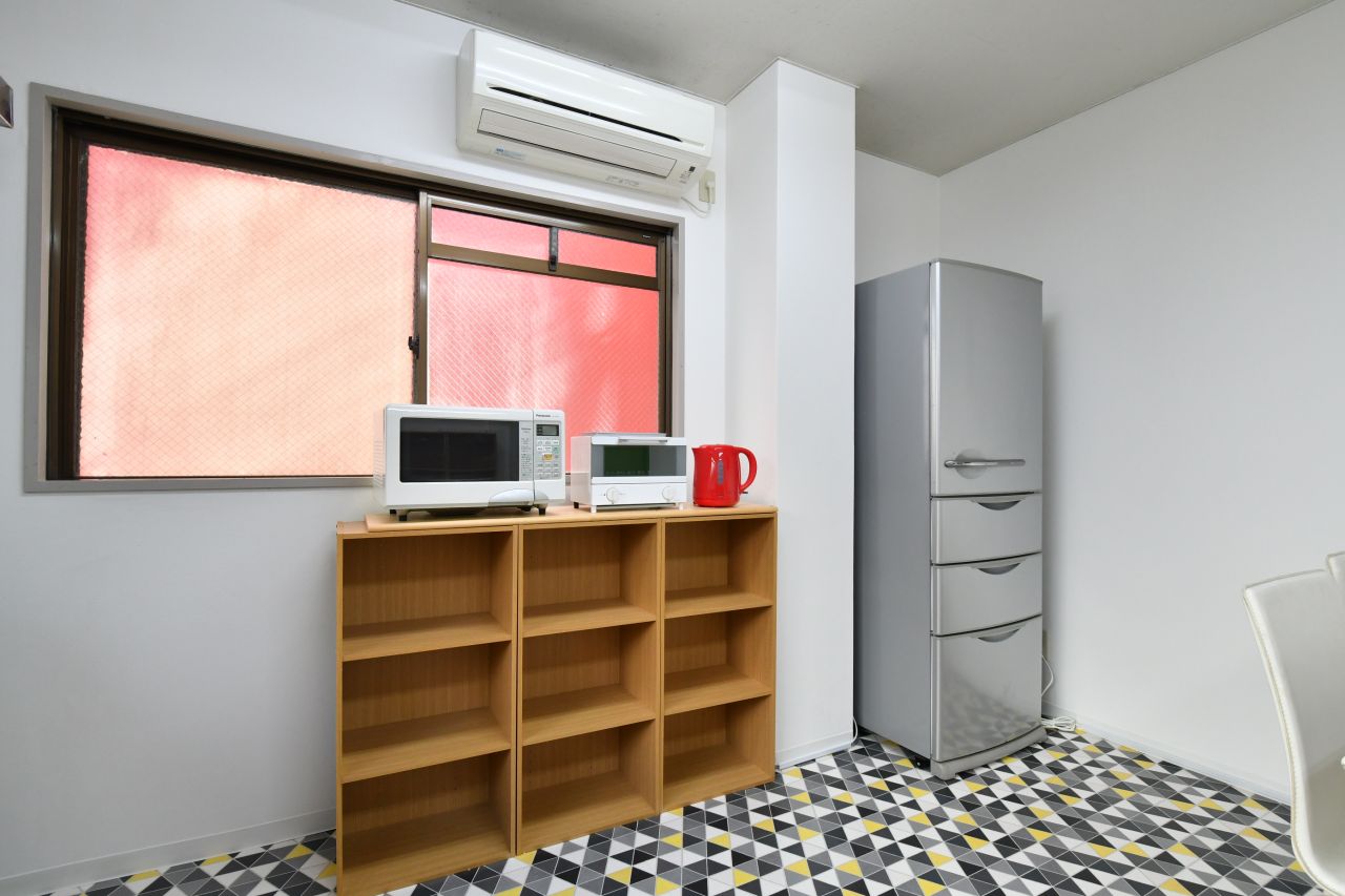 収納棚と冷蔵庫の様子。(2020-12-17,共用部,KITCHEN,2F)