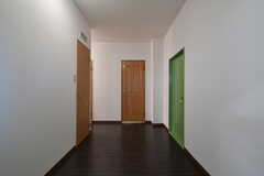 廊下の様子。左手のドアを開けるとシャワールームです。(2020-12-17,共用部,OTHER,2F)