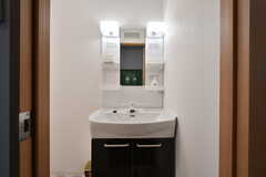 シャワールームの脱衣室に設置された洗面台。(2020-12-17,共用部,WASHSTAND,2F)