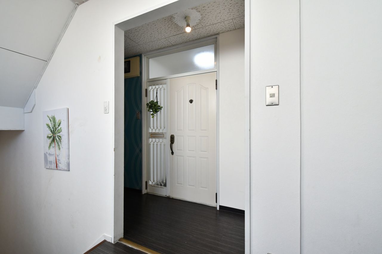 ドアを開けるとリビングとキッチンがあります。(2020-12-17,周辺環境,ENTRANCE,3F)