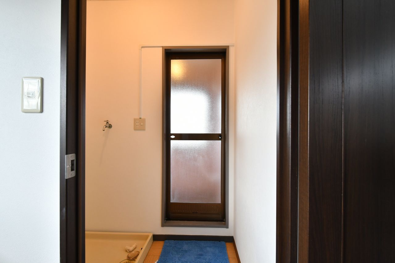 シャワールームの脱衣室。洗濯機も設置予定とのこと。(2020-12-17,共用部,BATH,3F)