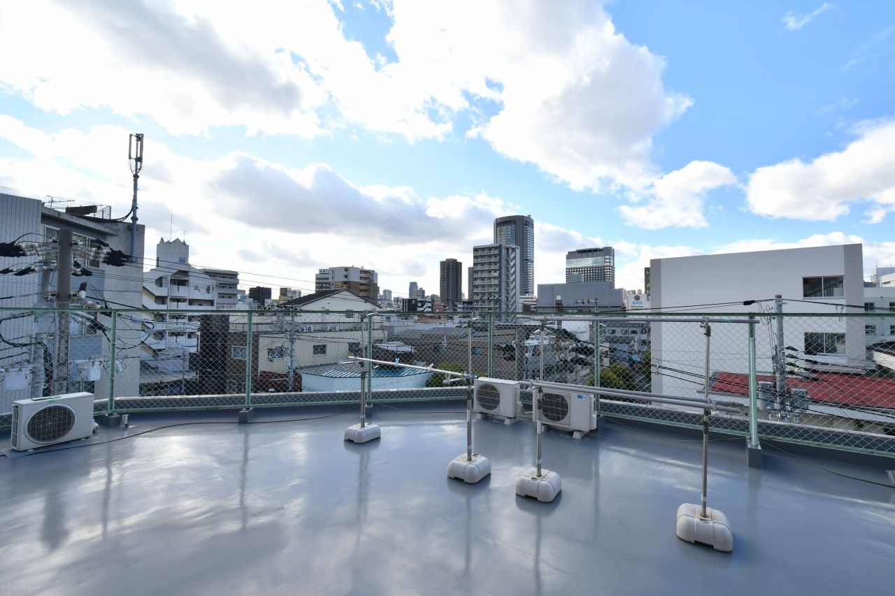 屋上の様子。物干しができます。(2020-12-17,共用部,OTHER,4F)