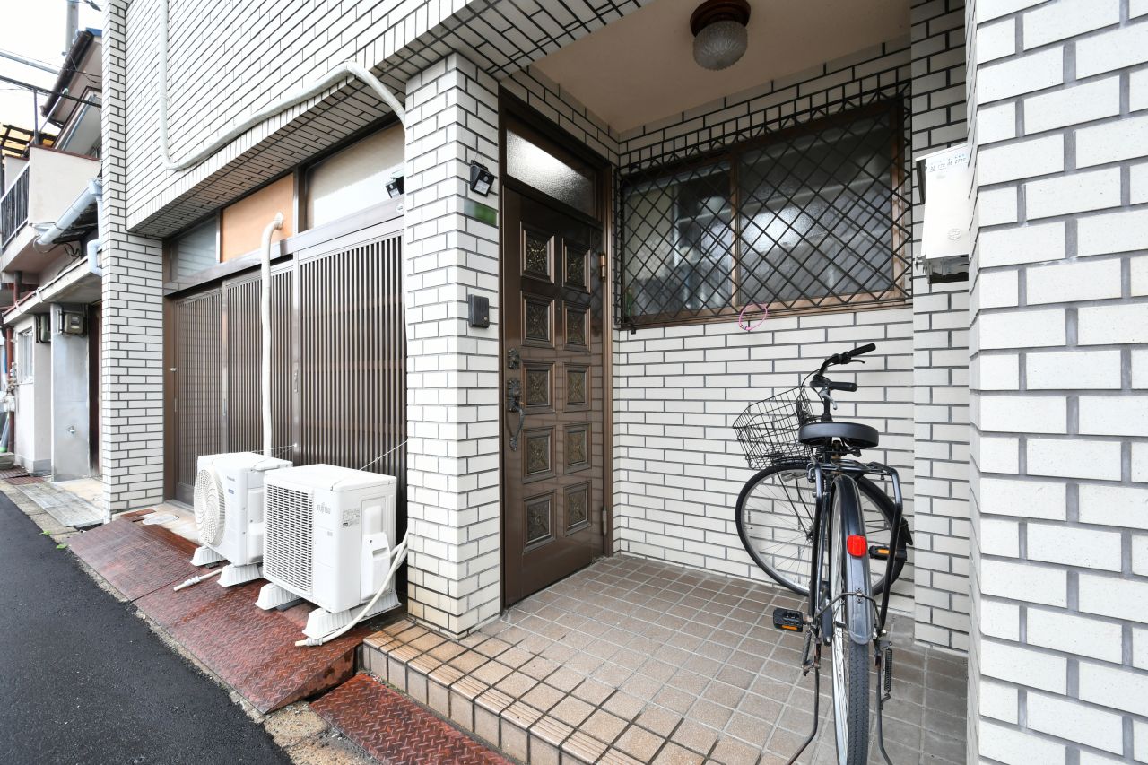 玄関ドアの様子。(2022-03-31,周辺環境,ENTRANCE,1F)