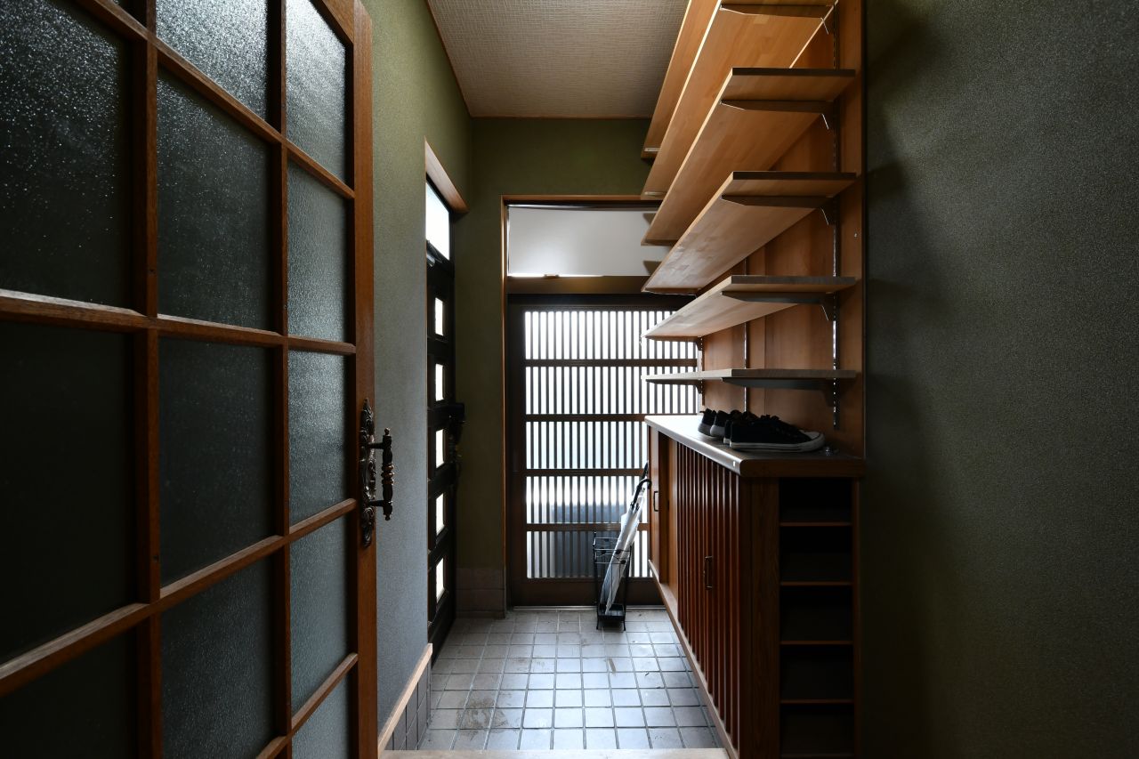 内部から見た玄関まわりの様子。(2022-03-31,周辺環境,ENTRANCE,1F)