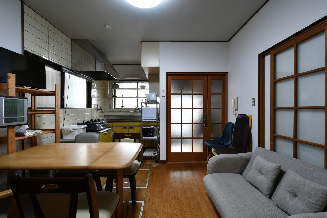 リビングの様子3。キッチンが併設されています。(2022-03-31,共用部,LIVINGROOM,1F)
