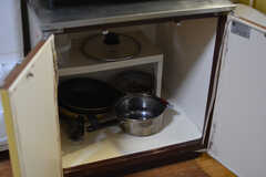 鍋類はコンロ下に収納されています。(2022-03-31,共用部,KITCHEN,1F)