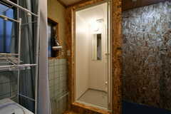 シャワールームの様子。脱衣スペースはカーテンで仕切ります。(2022-03-31,共用部,BATH,1F)