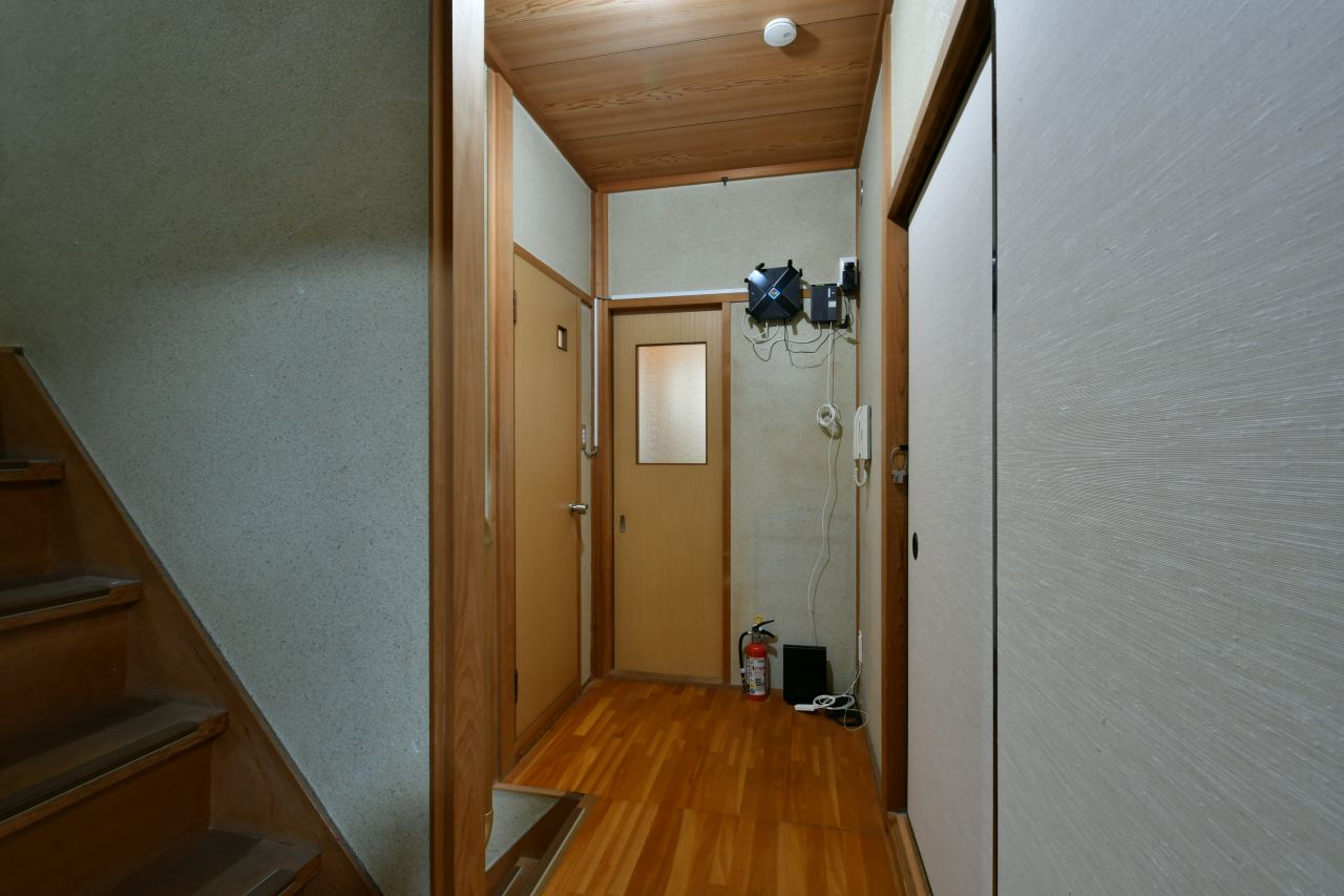 廊下の様子。突き当たりがバスルーム、左手がトイレです。(2022-03-31,共用部,OTHER,2F)