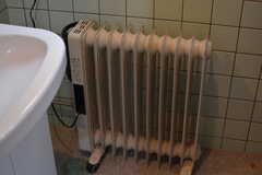 脱衣室には、冬場に嬉しいヒーターが設置されています。(2022-03-31,共用部,BATH,2F)