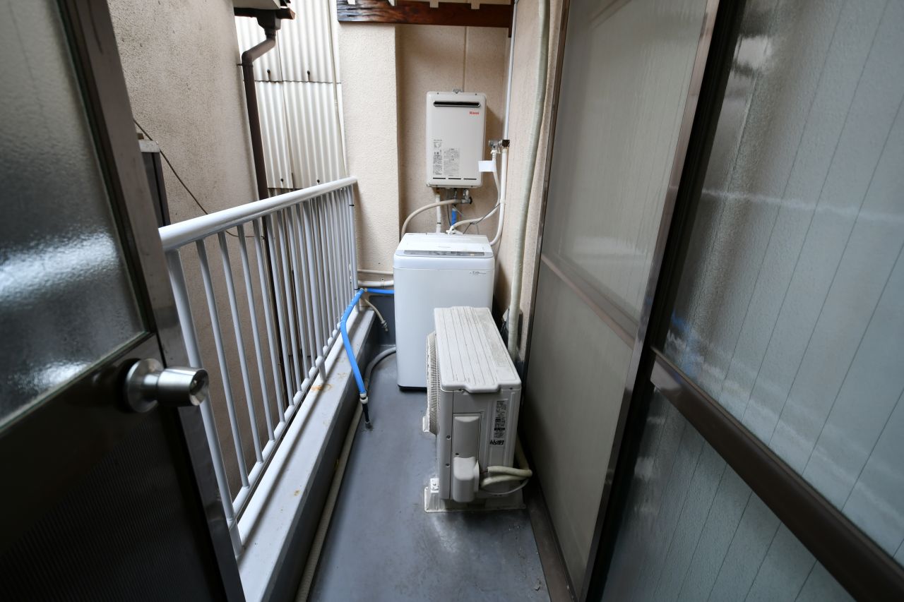 ベランダには洗濯機が設置されています。(2022-03-31,共用部,LAUNDRY,2F)