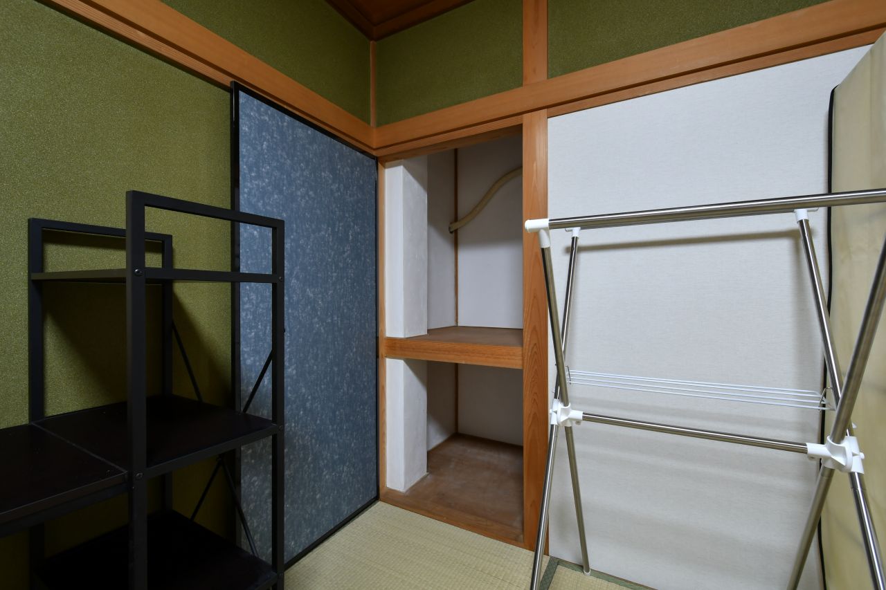 押入れの様子。（201号室）(2022-03-31,専有部,ROOM,2F)