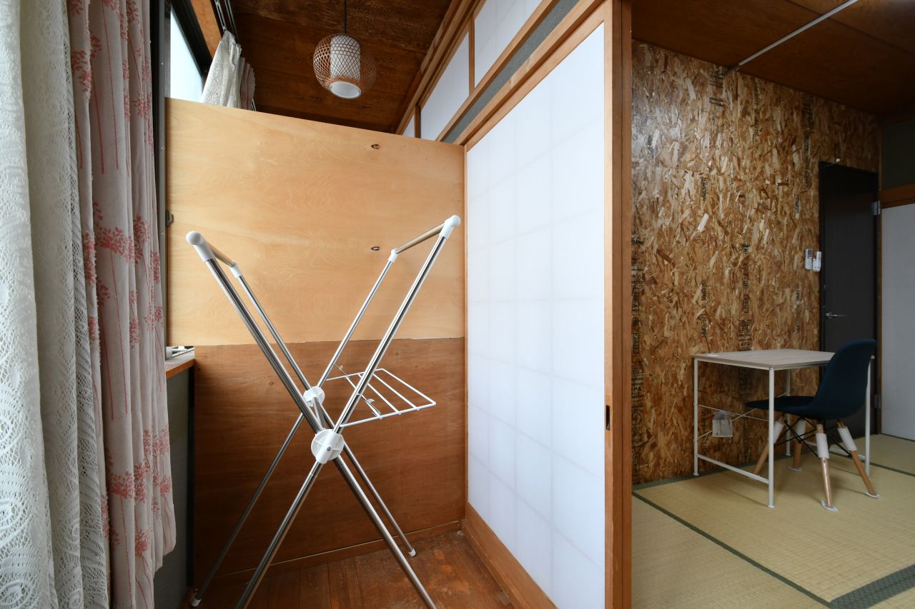 広縁の天井付近は簡易的な壁で、天井近くの一部が203号室とつながっています。（202号室）(2022-03-31,専有部,ROOM,2F)
