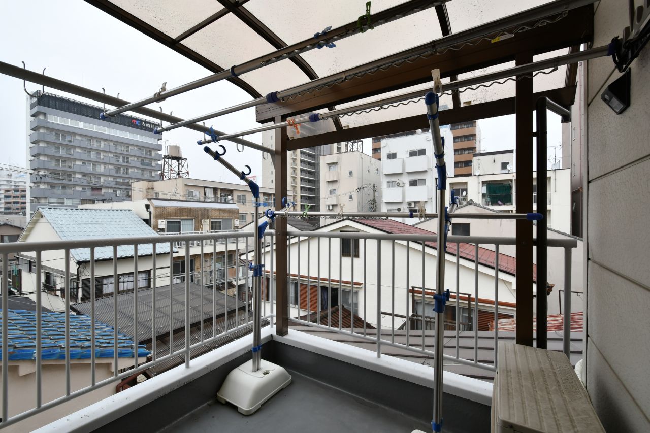 ルーフバルコニーの様子。屋根付きで、洗濯物が干せます。(2022-03-31,共用部,OTHER,3F)