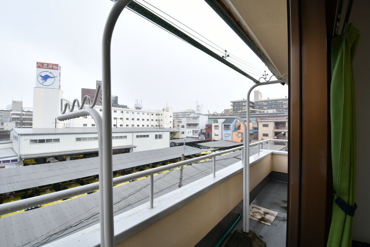 ベランダの様子。303号室と共用です。（302号室）(2022-03-31,専有部,ROOM,3F)