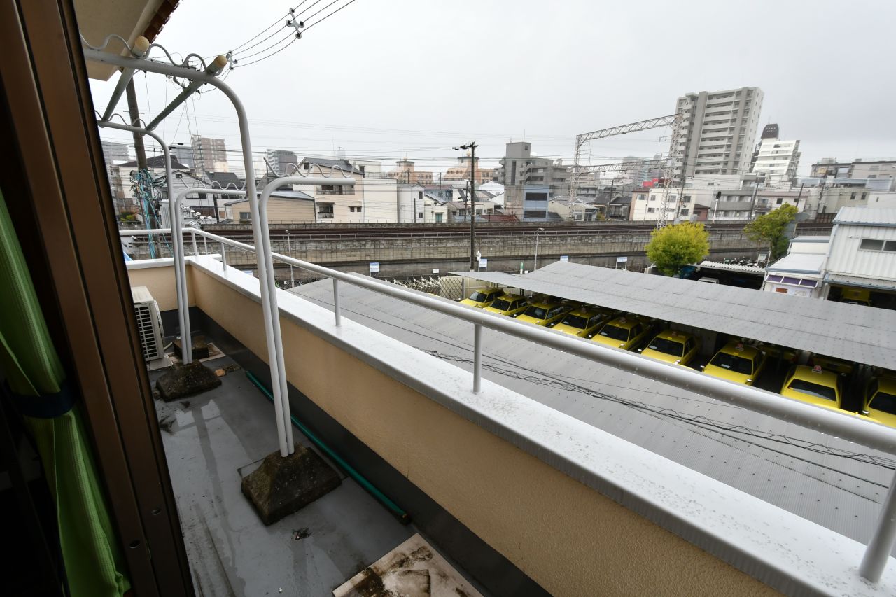ベランダの様子。302号室と共用です。（303号室）(2022-03-31,専有部,ROOM,3F)