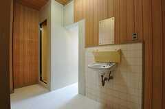 シャワールームの様子。計3室あります。(2013-09-12,共用部,BATH,1F)