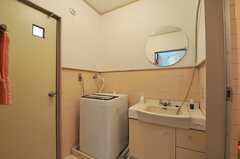 水まわり設備の様子。トイレとバスルームがあります。(2013-09-12,共用部,OTHER,1F)