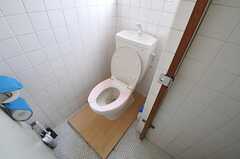 トイレの様子。男性用小便器は使用不可となっています。(2013-09-12,共用部,KITCHEN,2F)