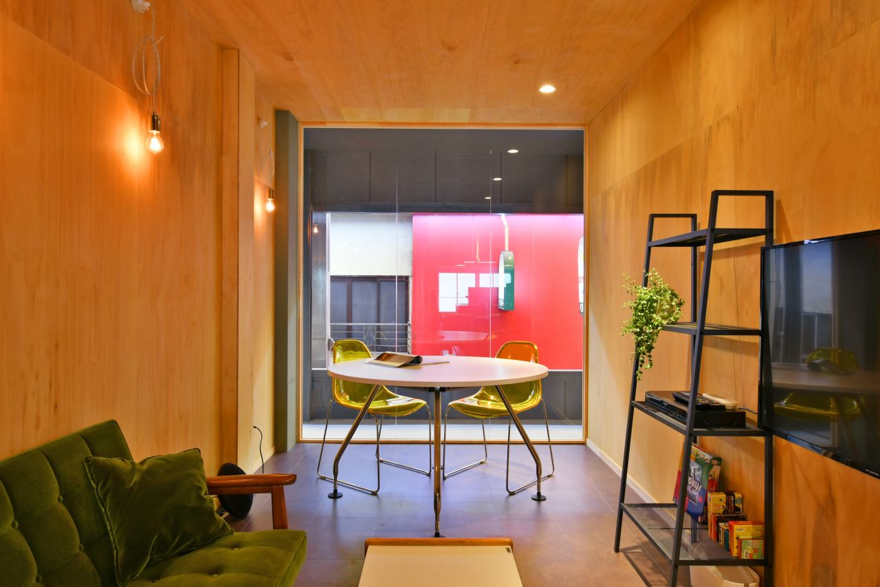 窓の外はアーケード商店街の2階部分。ピンクがかった赤いファサードがいいアクセントになっています。(2020-07-01,共用部,LIVINGROOM,2F)