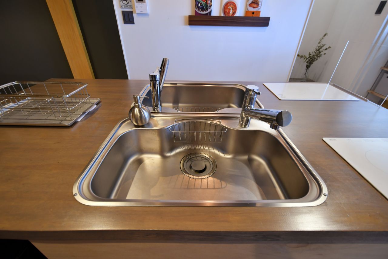 シンクの様子。シンクとIHヒーターは2セット備わっています。(2020-07-01,共用部,KITCHEN,2F)