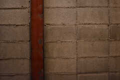 壁の一部はコンクリートブロックが残されています。(2020-07-01,共用部,LIVINGROOM,3F)