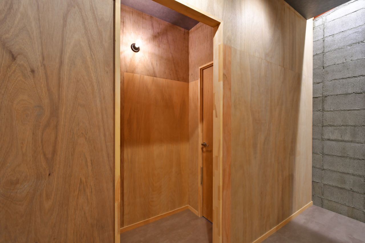 専有部の入り口。リビングに面している箇所は少しくぼんだ場所に入り口があり、両側に専有部のドアが設置されています。（201号室）(2020-07-01,専有部,ROOM,3F)