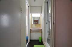 脱衣室の様子。右手にバスルーム、左手にシャワールームの脱衣室があります。(2013-08-23,共用部,BATH,7F)