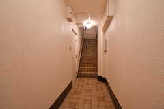 廊下の様子。階段で3Fに上がります。(2020-07-07,周辺環境,ENTRANCE,1F)