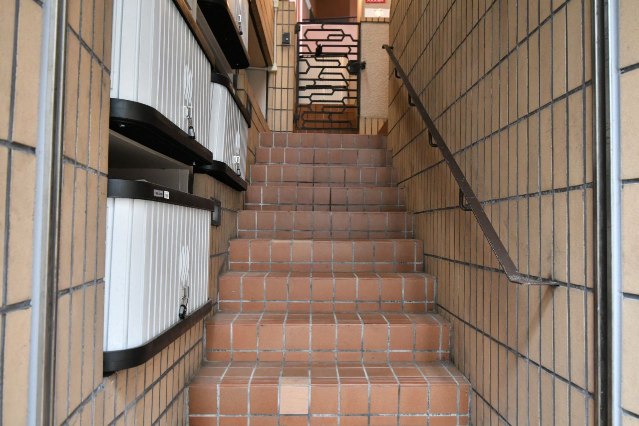 階段を上がって2Fが玄関です。(2020-07-07,周辺環境,ENTRANCE,1F)