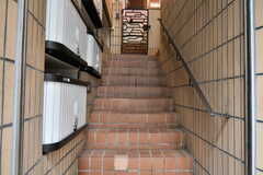 階段を上がって2Fが玄関です。(2020-07-07,周辺環境,ENTRANCE,1F)