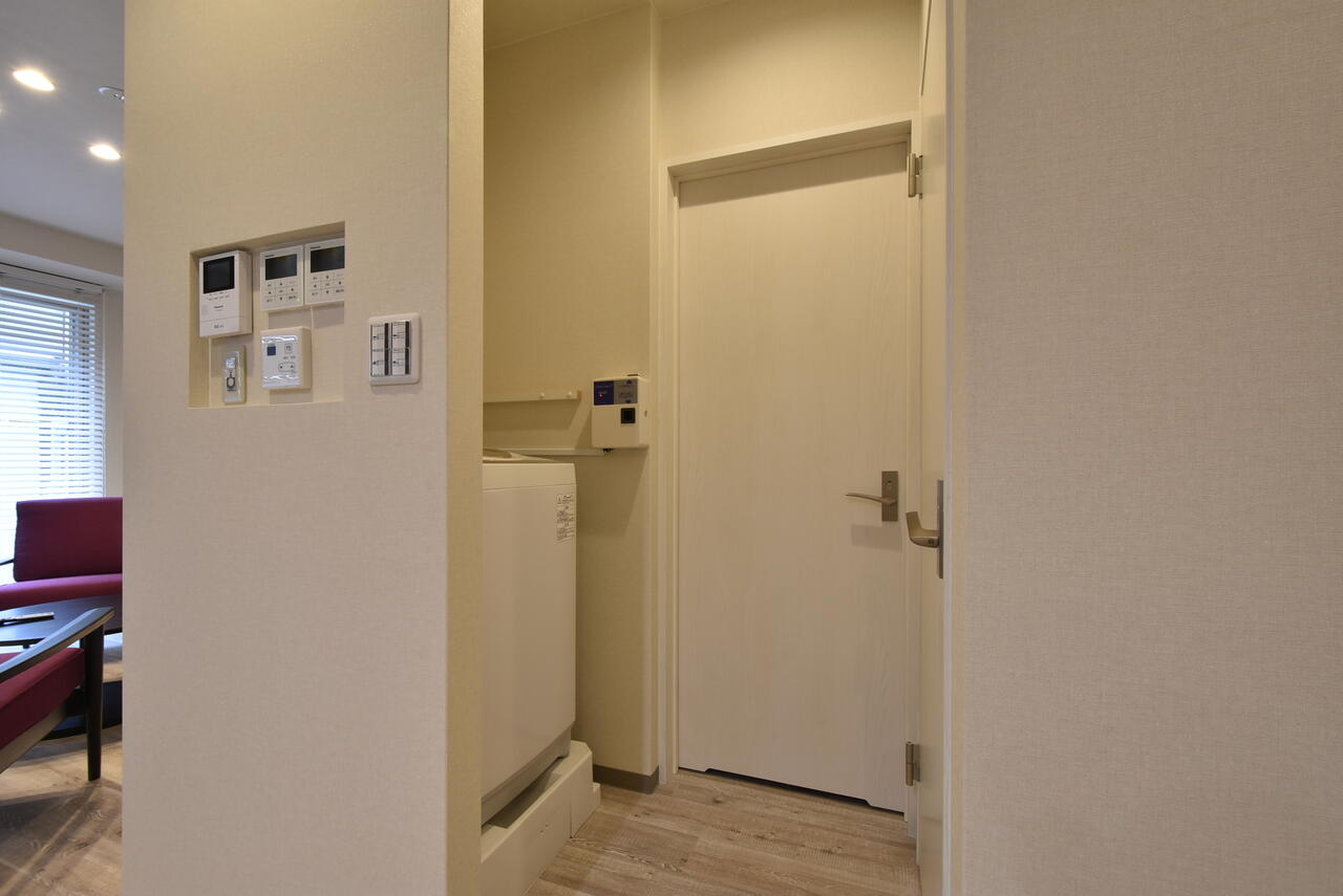 正面のドアの先がシャワールーム、右手にトイレ、左手に洗濯機があります。洗濯機の上にはコイン式の乾燥機が設置される予定です。