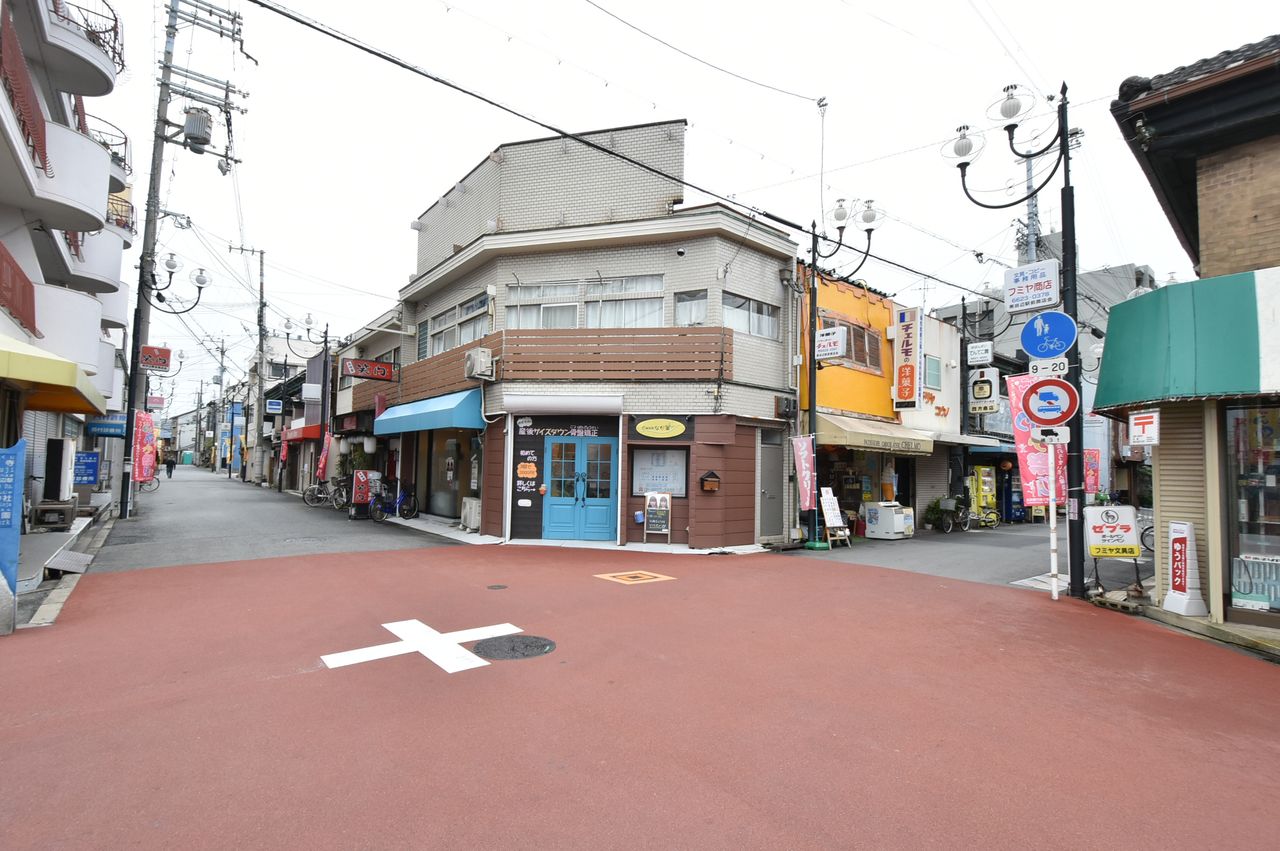 駅前から商店街が続いています。