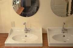 洗面台の様子。洗面スペースそれぞれにコンセントが設けられています。(2014-11-10,共用部,OTHER,1F)