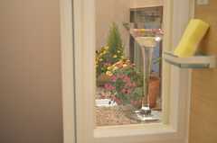 バスルームから脱衣室の花壇を眺められます。(2014-11-10,共用部,BATH,1F)