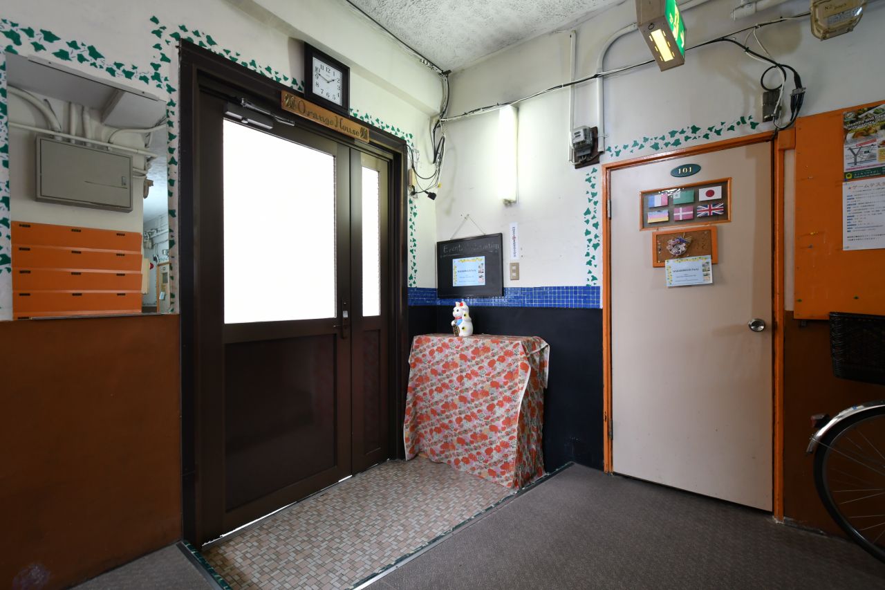 玄関周辺の様子。(2017-08-30,周辺環境,ENTRANCE,1F)