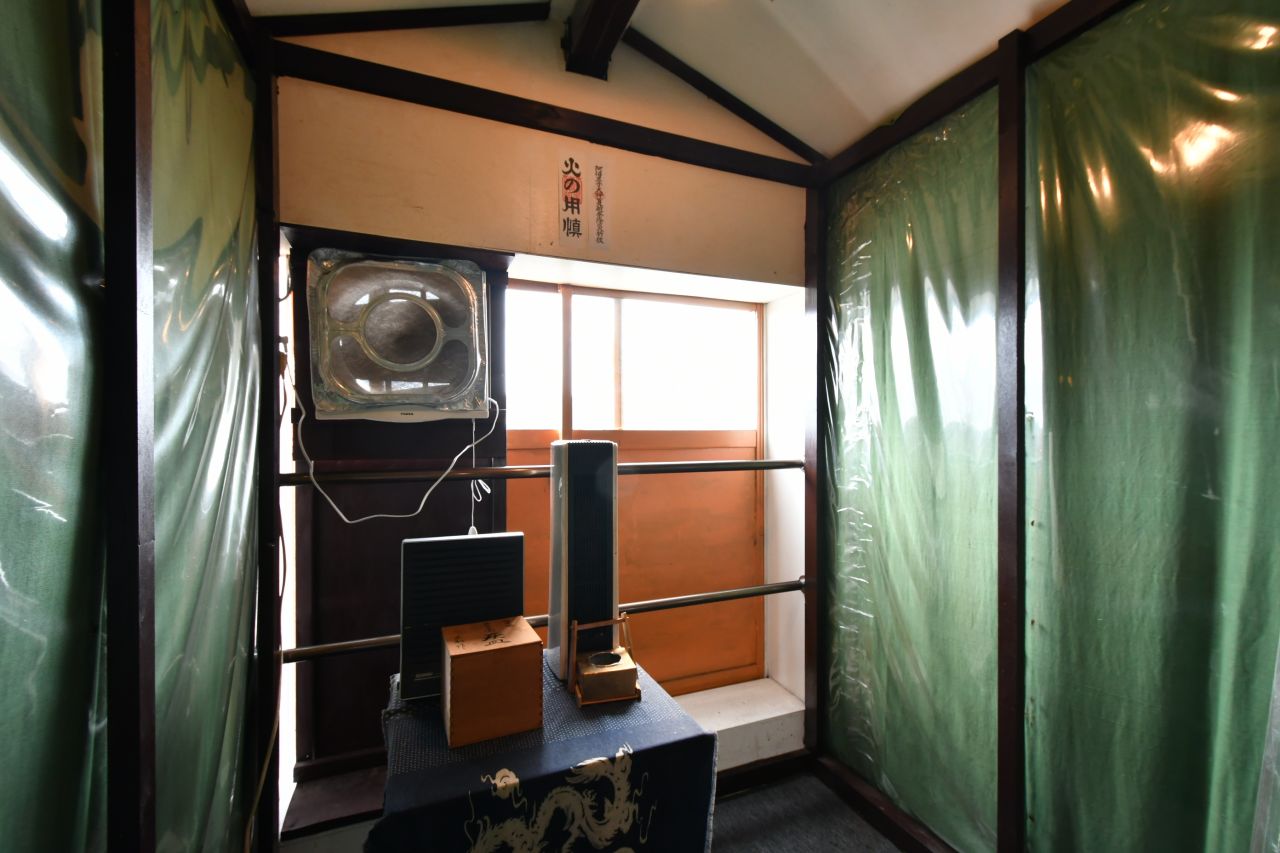 喫煙所はビニールカーテンで囲まれています。(2017-08-30,共用部,LIVINGROOM,4F)