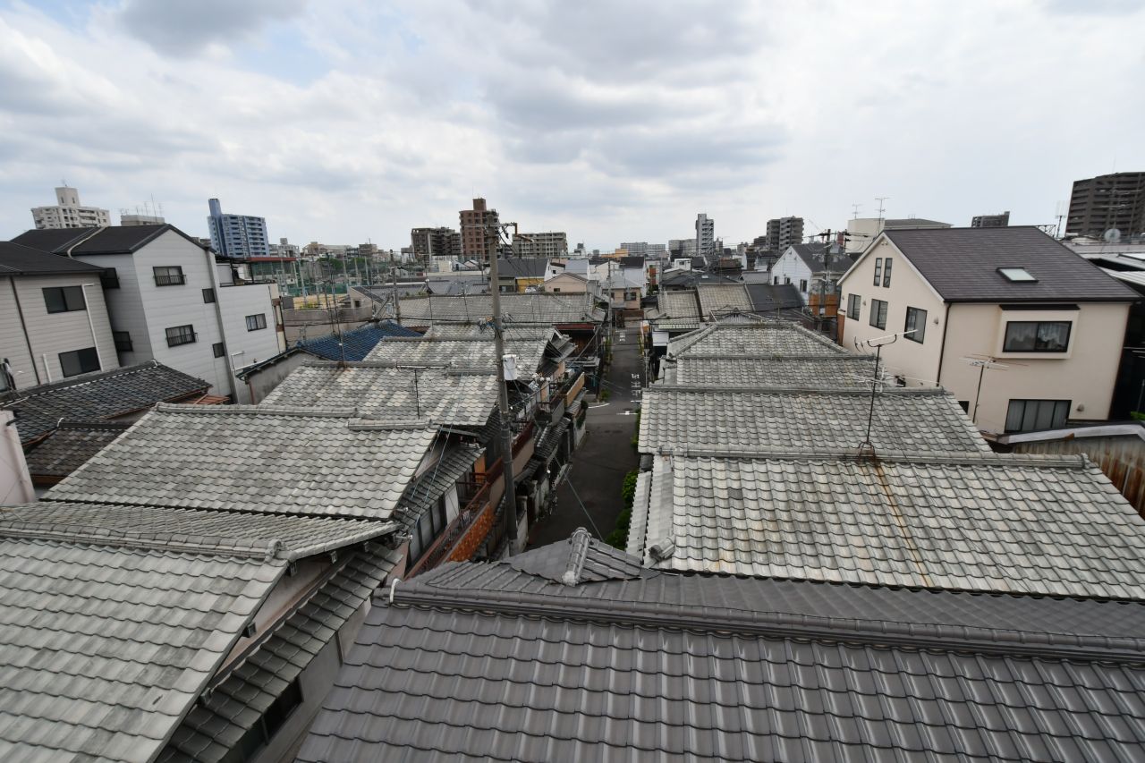 屋上からの眺め。瓦屋根の風情ある町並み。(2017-08-30,共用部,OTHER,4F)